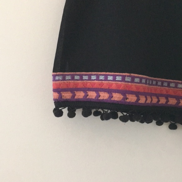 Black shorts with colored edges - Picture 2 of 5